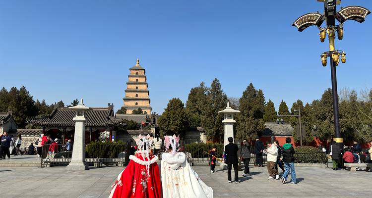 Mensen in traditionele kleding voor een pagode.