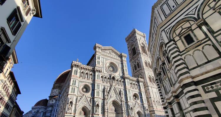 La cathédrale de Florence avec son dôme emblématique et sa façade complexe.