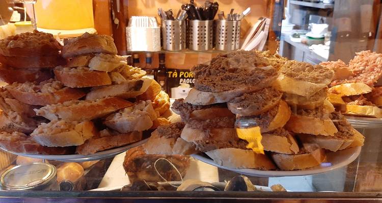 Gros plan d'assiettes avec des crostinis empilés dessus.