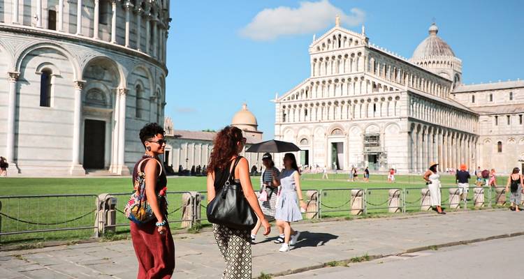 Des touristes se promenant près de la Tour de Pise et de la Cathédrale.