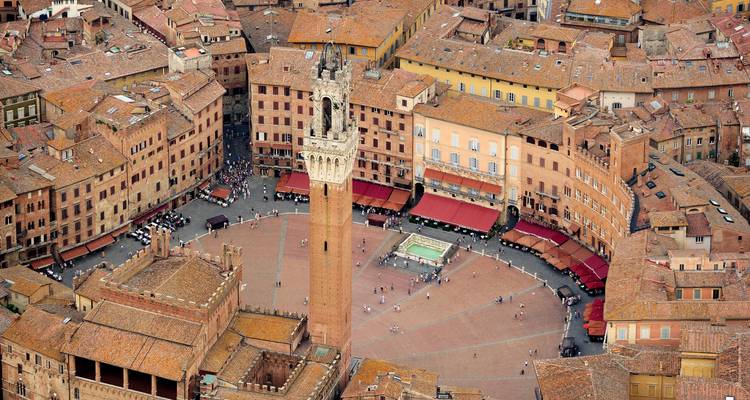 Vue aérienne de la Piazza del Campo à Sienne avec son architecture médiévale.