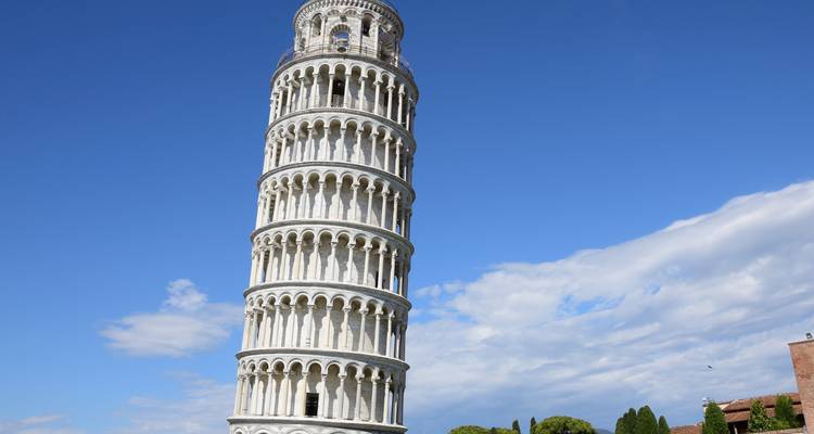 Tour penchée de Pise avec un ciel bleu clair.
