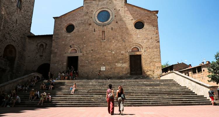 Deux femmes remontant des marches vers un bâtiment historique en Italie.