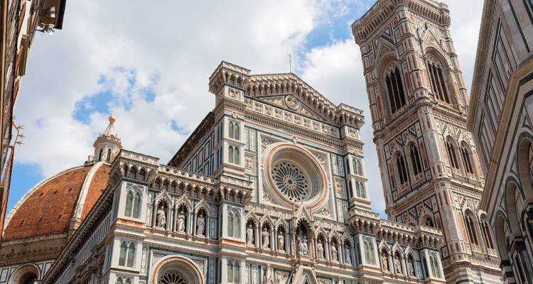 Cathédrale de Florence et clocher contre un ciel bleu.