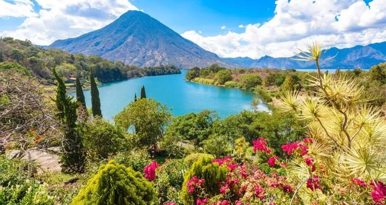 Exuberantes jardines con vistas al agua azul del Lago Atitlán y volcanes de fondo