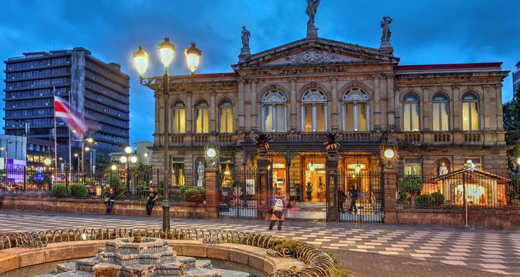 Teatro Nacional de Costa Rica iluminado al atardecer en el centro de San José