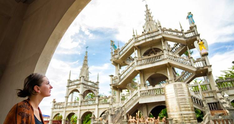 Jeune femme admirant le sanctuaire orné de Simala avec ses flèches élancées et ses statues.