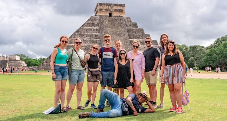 Foto grupal frente a la pirámide de Chichen Itzá