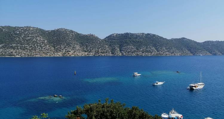 Schilderachtig uitzicht op blauw water en heuvels.