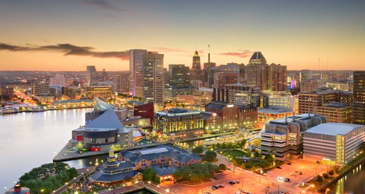 Baltimore Skyline mit dem Inner Harbor bei Sonnenuntergang, USA.