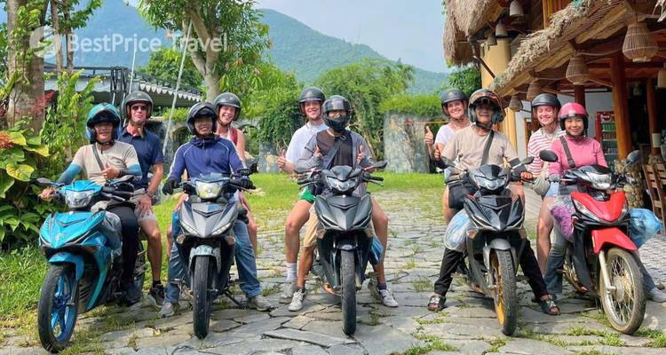 Grupo de personas en motocicletas con un logotipo de viaje en el fondo.