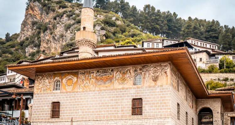 Depuis Tirana, excursion d'une journée : Berat - LIT Travel and Tours  1