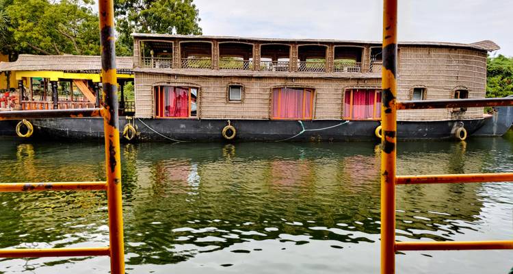 Péniche traditionnelle sur un plan d'eau calme.