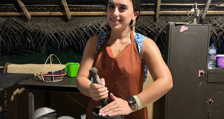 Personne apprenant à utiliser un mortier et un pilon.