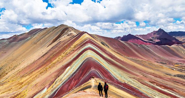 Spectaculair berglandschap met kleurrijke gestreepte heuvels.