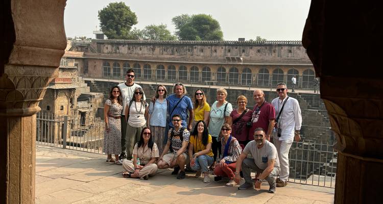 Groupe de touristes posant devant un site historique.