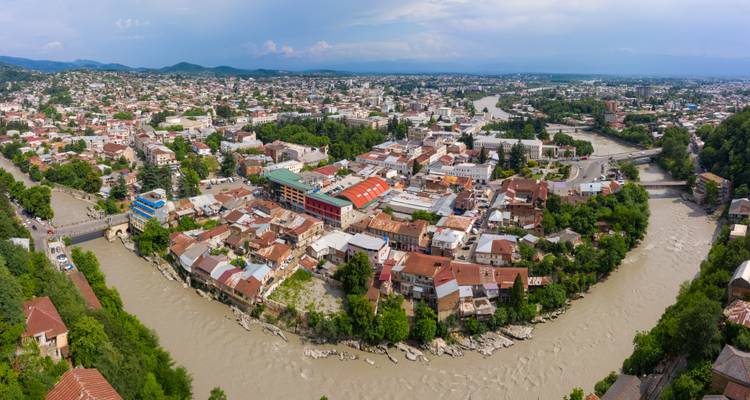 Panoramisch uitzicht op een stad met een kronkelende rivier.