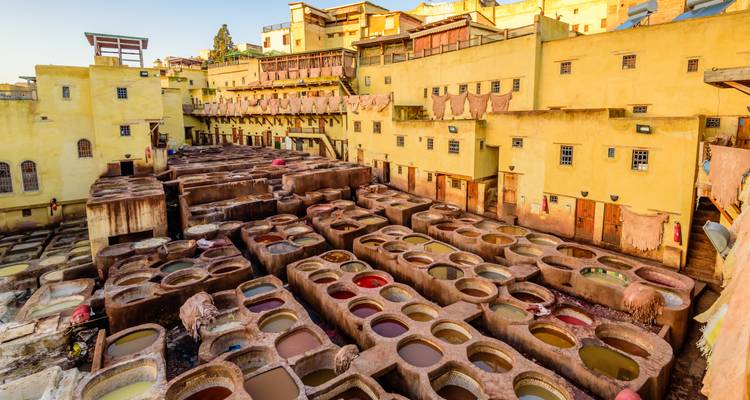 Vista iluminada por el sol sobre las tinas coloridas de las Curtidurías de Chouara en Fez.