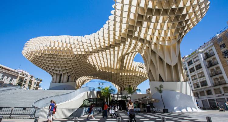 La canopée en bois élancée du Metropol Parasol contraste avec le ciel bleu éclatant de Séville tandis que les piétons se promènent en dessous.