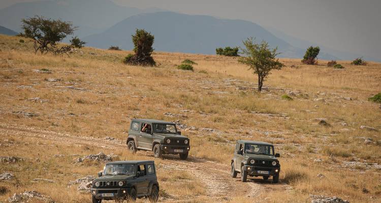 Safari en jeep dans les paysages d'automne en Albanie et en Macédoine du Nord - Drive Albania Tours 1