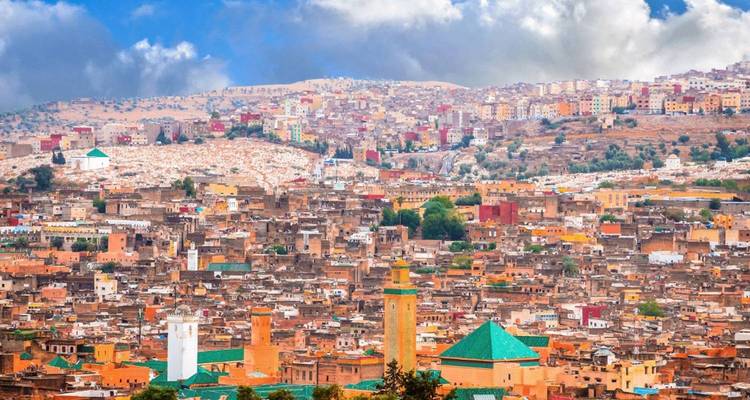Paisaje urbano colorido de Fez con edificios antiguos y modernos.