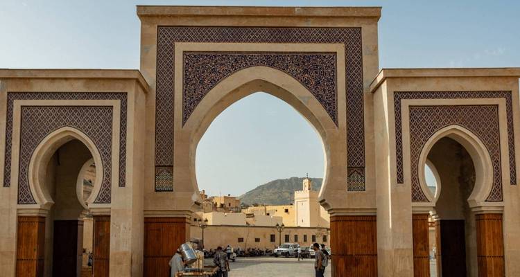 Puerta de la ciudad decorativa de triple arco con mosaicos de azulejos azules que conduce al barrio histórico.