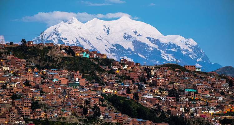 Paysage urbain de La Paz avec le mont Illimani.