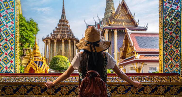 Femme regardant les temples ornés dans un complexe historique.