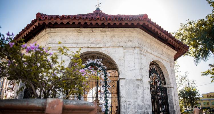 Historischer Freiluftpavillon mit Ziegeldach