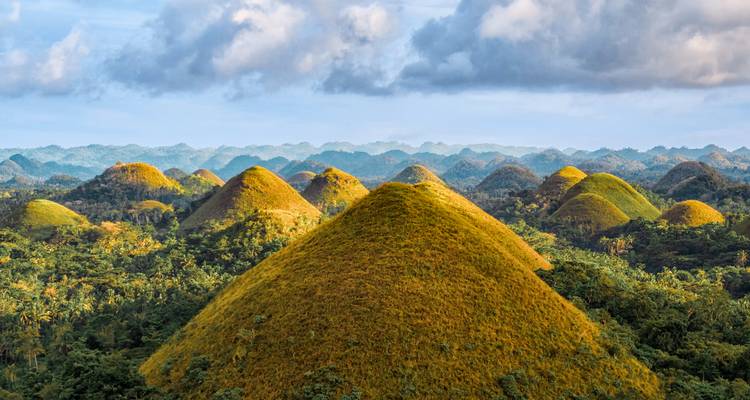 Blick auf die Chocolate Hills unter bewölktem Himmel