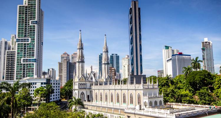 Horizonte con modernos edificios de gran altura e iglesia histórica