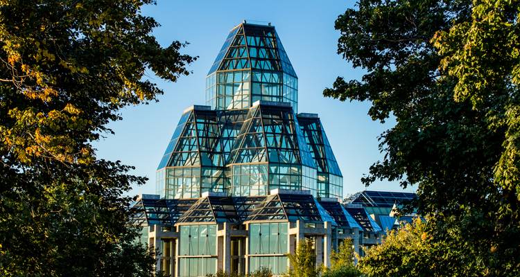 Moderne Architektur der National Gallery of Canada, eingerahmt von Bäumen.