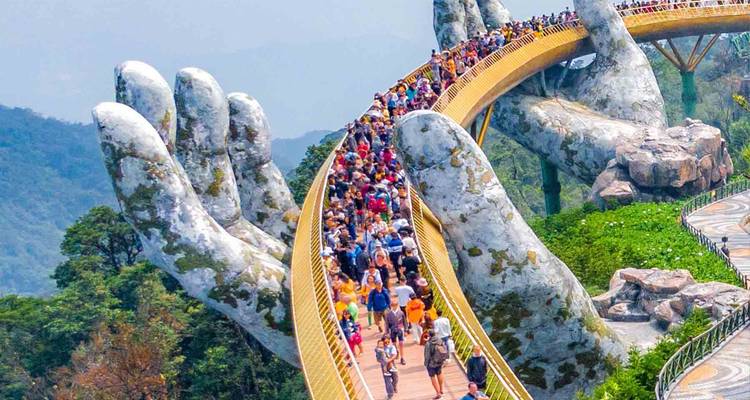 De Gouden Brug in Da Nang vol met toeristen, met gigantische stenen handen.