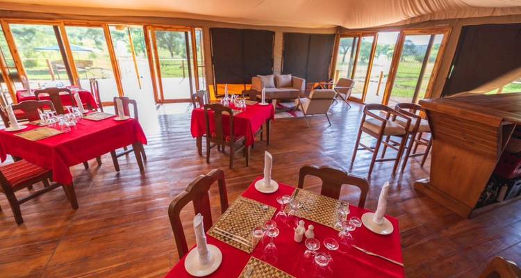 Comedor en un albergue con mesas puestas para las comidas.
