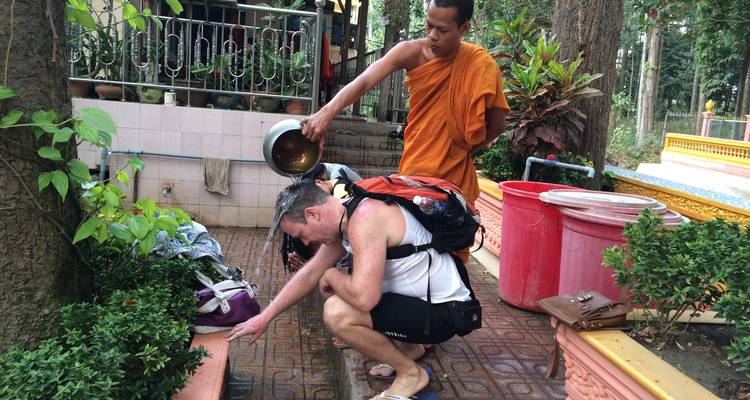 Personne bénie par un moine près d'un temple.