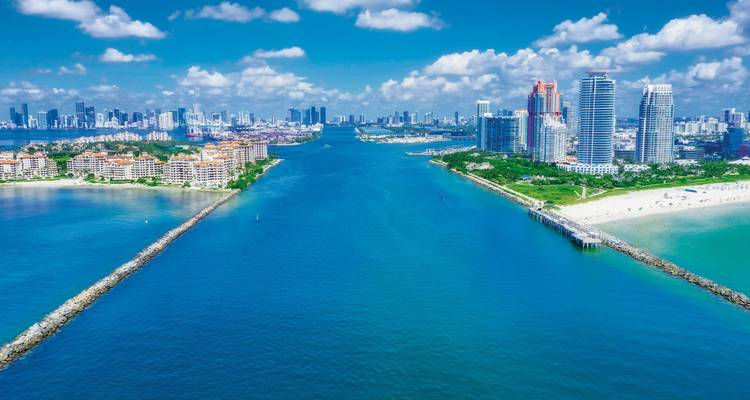 Luchtfoto van de skyline van Miami met oceaan en strand.
