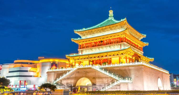 Bâtiment traditionnel chinois illuminé la nuit.
