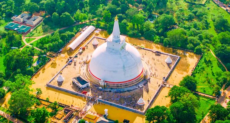 Vista aérea vibrante de un enorme complejo de estupa blanca rodeado de vegetación exuberante en Anuradhapura.