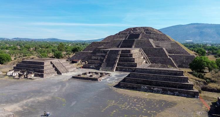 The Best of Mexico City: Teotihuacan, Basilica of Guadalupe, Xochimilco, Coyoacan & Frida Kahlo Museum - Amigo Tours 4
