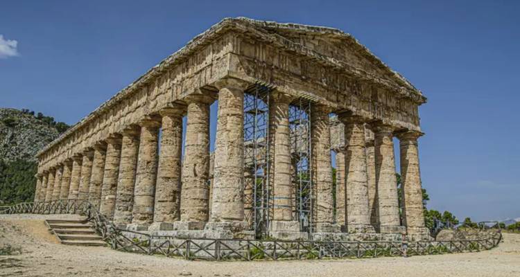 Temple grec antique avec colonnes.
