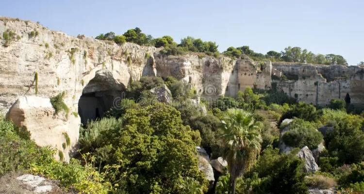 Paysage verdoyant luxuriant avec falaises et arbres.