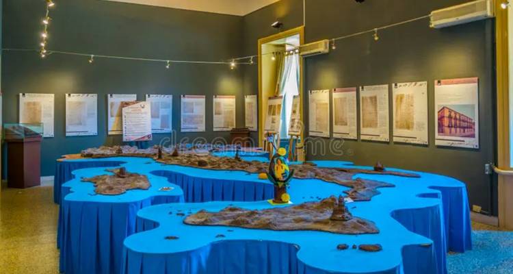 Salle intérieure avec une exposition de géographie.