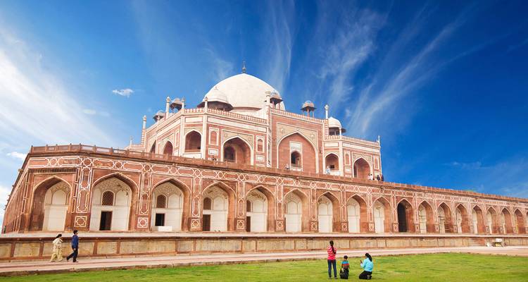 Humayun's Mausoleum in Delhi met mensen die door de tuin wandelen.