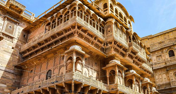 Prunkvolle Architektur eines historischen Gebäudes mit kunstvollen Schnitzereien.