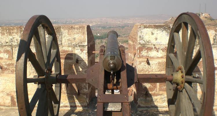 Historische Kanone mit Blick auf eine Landschaft von einer Festung aus.