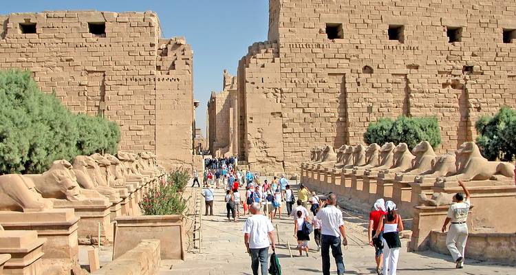Karnak Tempelcomplex met toeristen die rondlopen.