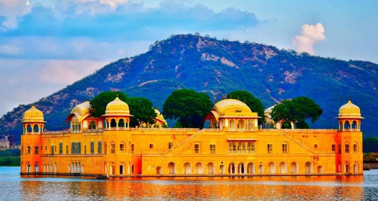 Palais aquatique Jal Mahal avec un décor montagneux pittoresque.