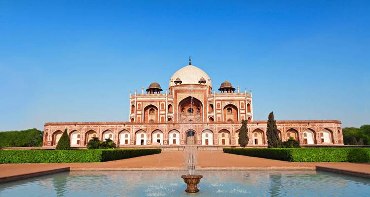 Le tombeau d'Humayun à Delhi avec l'architecture moghole classique.