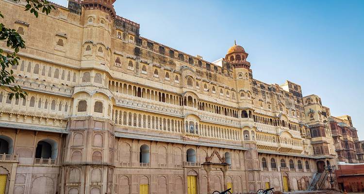 Un grand fort orné avec plusieurs niveaux et balcons.