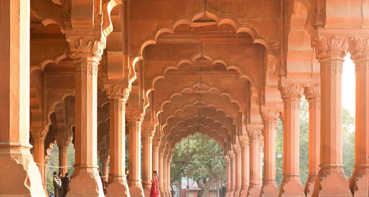 Rote Festung Innenbögen in Delhi.
